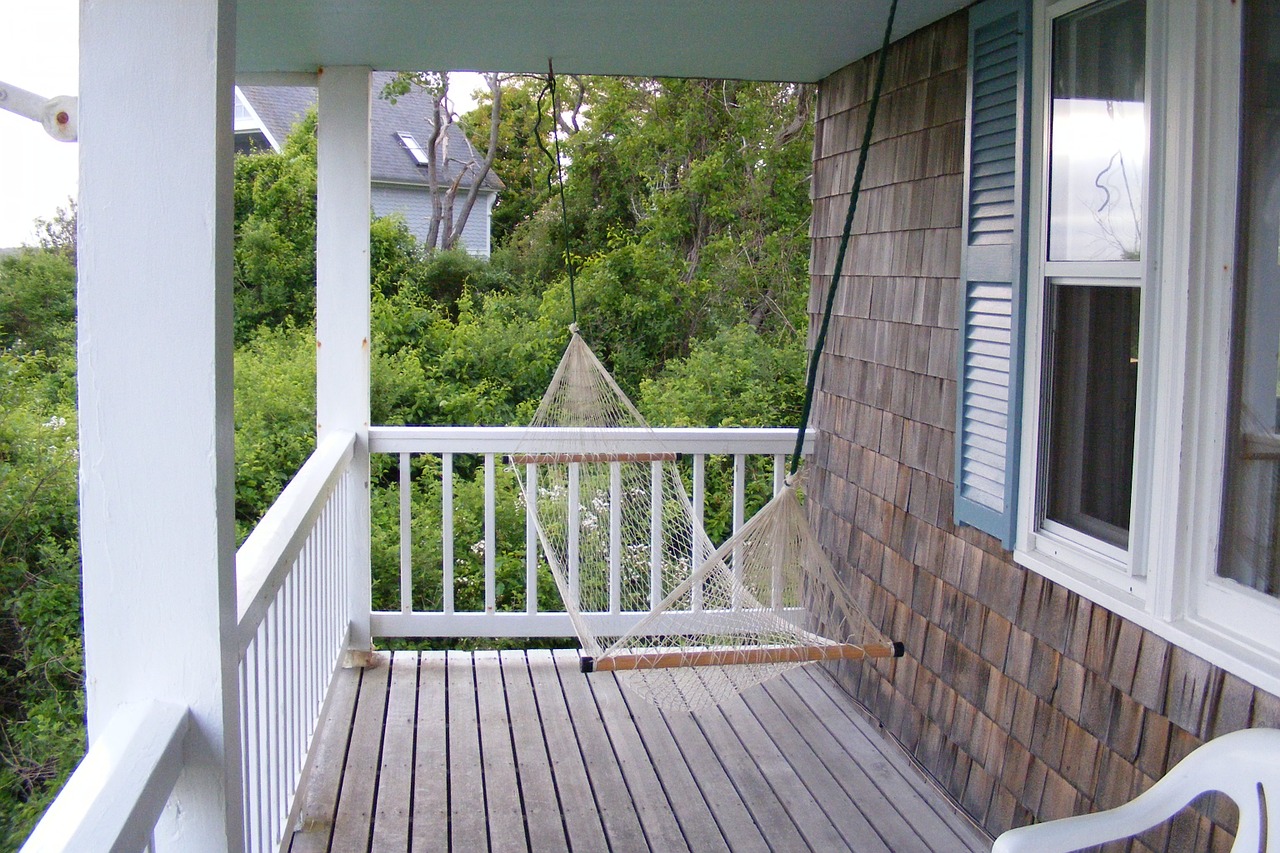 Jak urządzić mały taras lub balkon w nowoczesny i funkcjonalny sposób? Oto najbardziej inspirujące propozycje